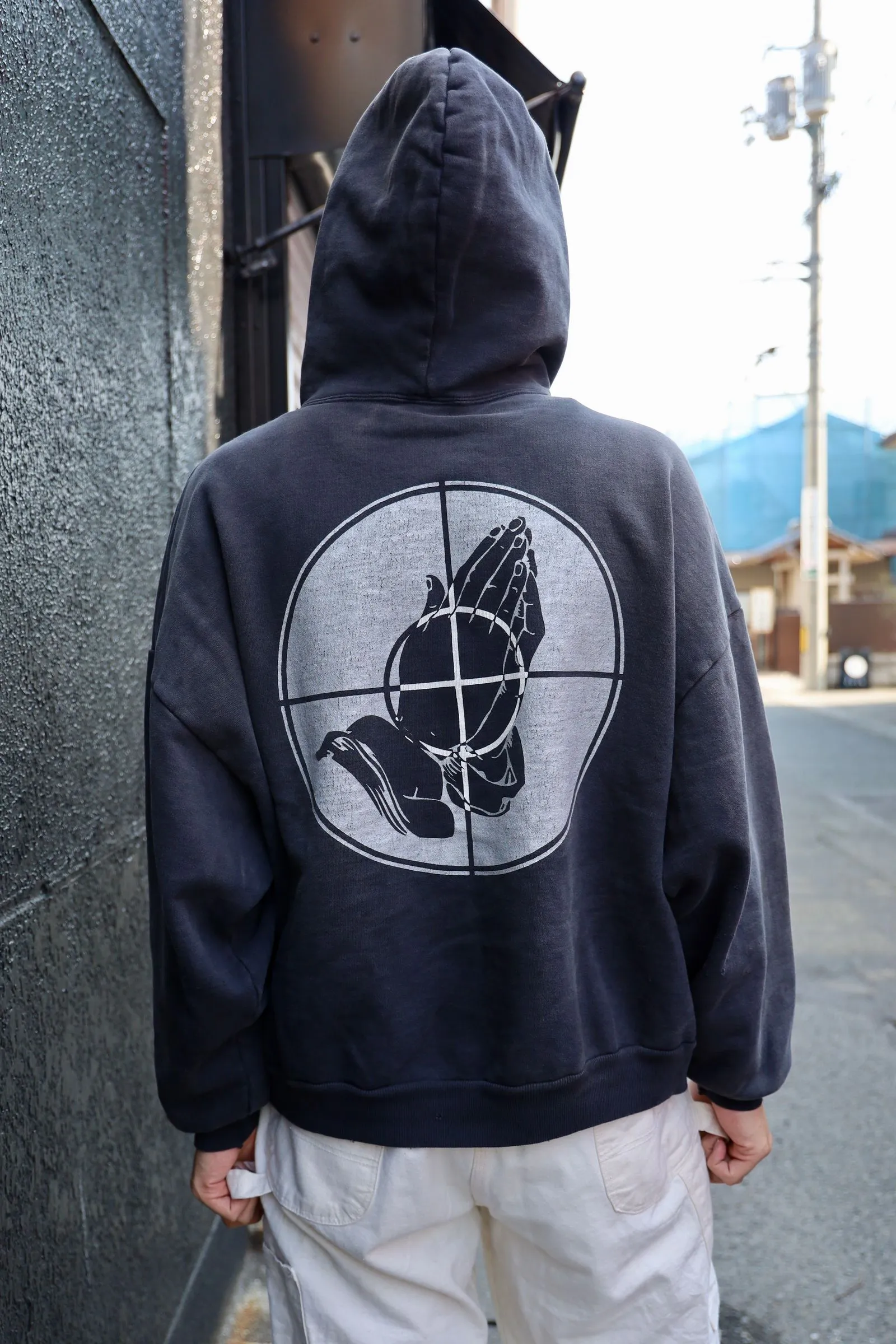SAINT Mxxxxxx × FEAR OF GOD FG_HOODIE/SNT OF GOD/BLK FOG joint model ETERNAL praying crosshair distressed hoodie. Washed black S-XL. This season's popular super popular joint model. The original version is the same. Thin spring and summer fabrics. The upper body is comfortable. The BOXY version of the short fat wide shoulder line. Fashion darling wears it with a high-end feel. Heavy washing and water fading technology. The horse is repositioned. Excessive wear and damage graffiti treatment. Correct version FOG joint main mark/wash water mark/little angel label